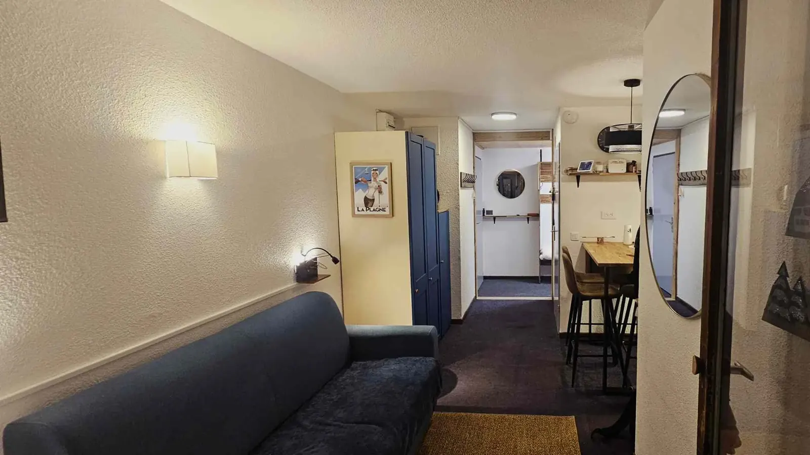 Vue d'ensemble de l'appartement, du salon vers le coin repas et la cuisine