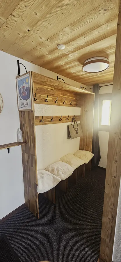 Couloir vestiaire ski avec banc et crochets
