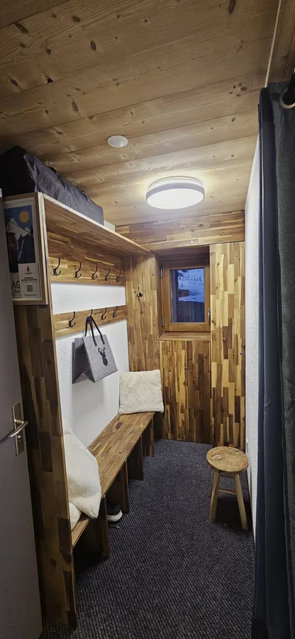 Local à skis avec banc, rangements et crochets, accès direct aux pistes