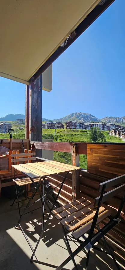 Balcon avec table et chaises, vue sur les montagnes