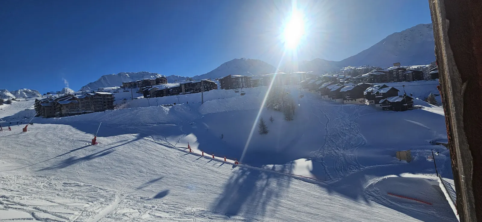 Vue panoramique depuis les pistes de La Plagne Soleil, remontées mécaniques et station enneigée