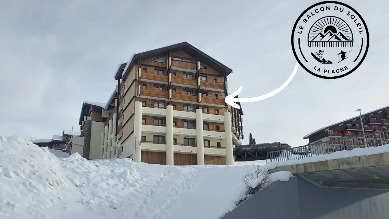 Résidence Le Cervin à La Plagne Soleil vue depuis la neige, flèche indiquant l'appartement