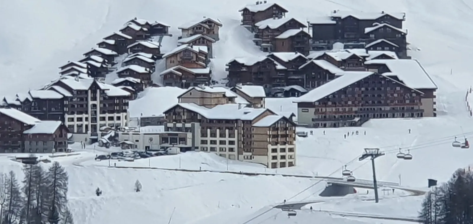 Vue panoramique de La Plagne Soleil en hiver avec remontées mécaniques