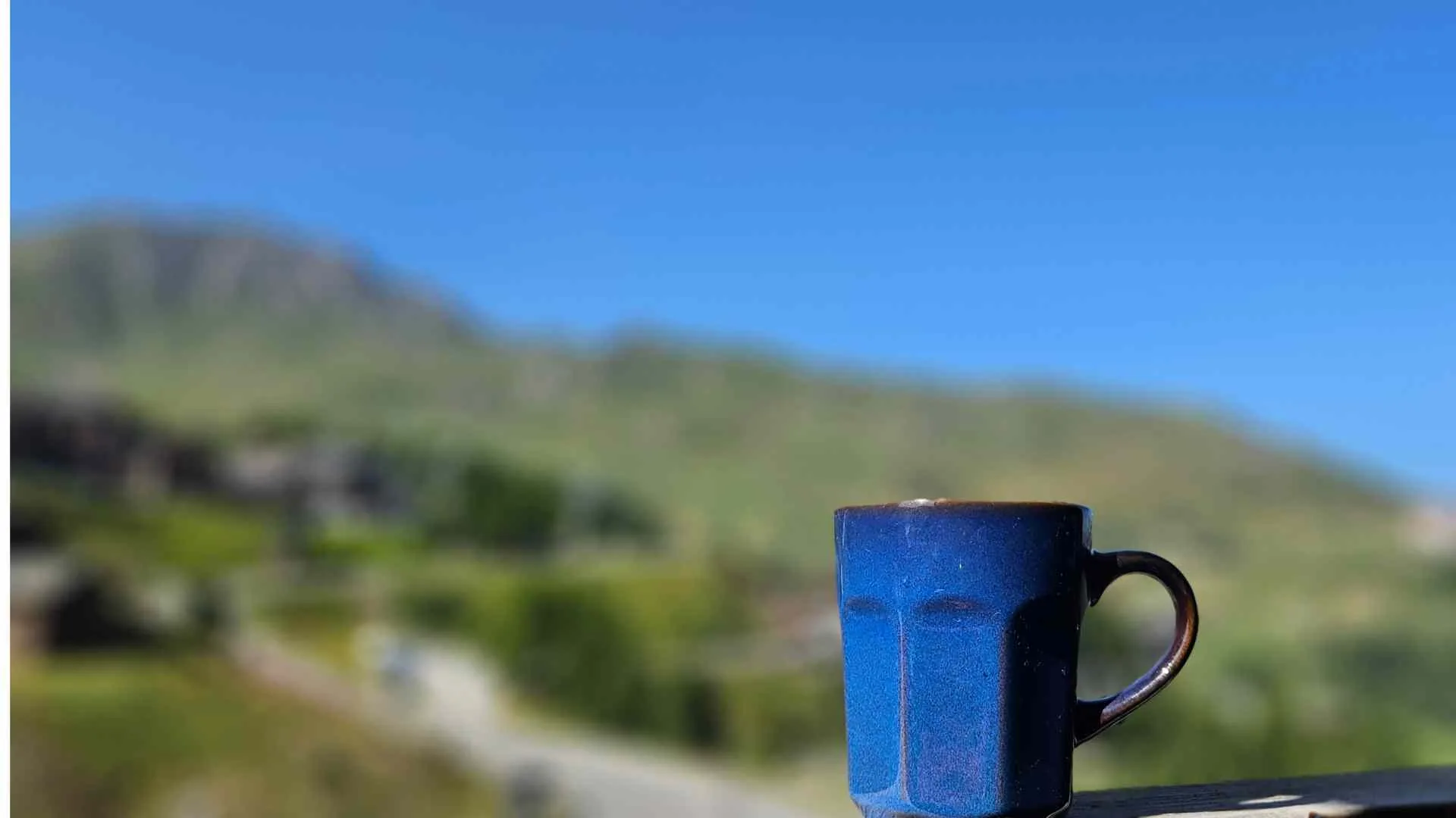 Café du matin sur le balcon en été, vue sur les montagnes verdoyantes de La Plagne