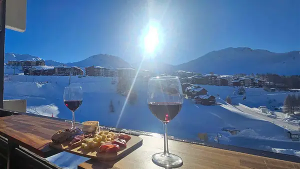 Vue hiver depuis le balcon sur les pistes de La Plagne Soleil